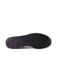 Suola della scarpa da corsa New Balance con una suola in gomma nera texturizzata e un motivo a battistrada; parte superiore grigio chiaro con dettagli in blu navy.