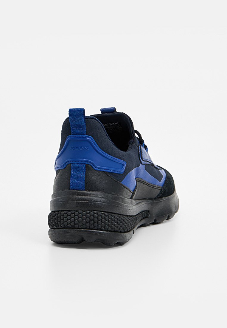 Baskets de sport bleues et noires avec une semelle en caoutchouc texturé, une tige en synthétique et un talon rembourré pour le confort. Logo Geox à l'arrière.