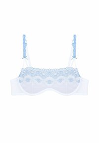 Valkoinen rintaliivi, jossa on herkkää vaaleansinistä pitsiä, aaltoilevat reunat, säädettävät olkaimet ja sileä, puoliksi läpinäkyvä kangas.