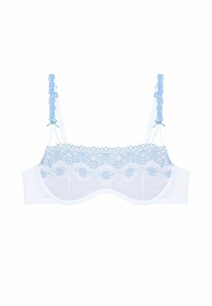 Soutien-gorge blanc avec de délicates dentelles bleu clair, des bords festonnés, des bretelles ajustables et un tissu lisse et semi-transparent.