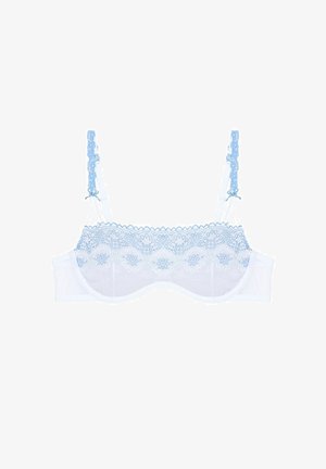 Weißer BH mit zarten, hellblauen Spitze-Details, gewellten Kanten, verstellbaren Trägern und einem glatten, semi-transparenten Stoff.