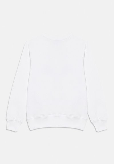 Enkelt hvitt crewneck-genser med lange ermer og ribbestrikkede mansjetter og kant, lagt flatt på hvit bakgrunn.