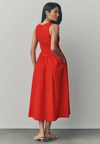 Next TALL FIT - MIX SLEEVELESS RACER MIDI  - Päevakleit - red