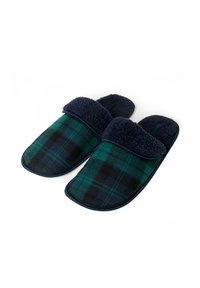 Pantofle w kratę z ciemnozielonymi i granatowymi wzorami. Posiadają miękki, pluszowy kołnierz oraz fakturowany materiał. Okrągły czubek i wytrzymała podeszwa.