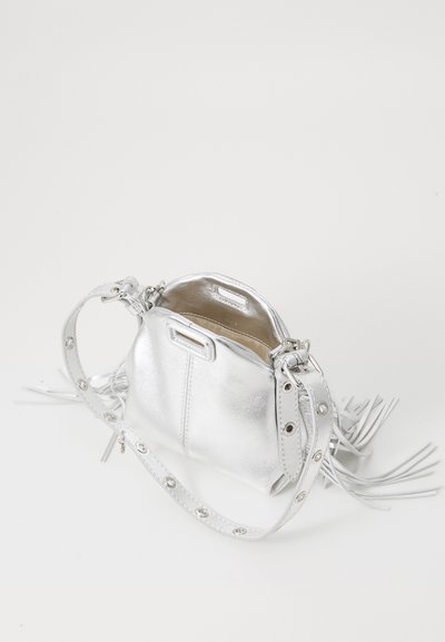 Silverfärgad metallisk crossbody-väska med fransdetaljer, en slät textur, dragkedjestängning och en avtagbar rem med silverfärgad hårdvara.