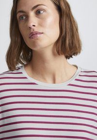 Striped crew-neck t-shirt i lysegrå med vandrette burgunderrøde striber. Blødt stof med en glat tekstur og en afslappet pasform.