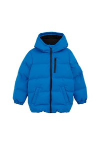 Chaqueta acolchada azul con capucha, cremallera negra, dos bolsillos laterales, puños elásticos y una tela texturizada. El interior está forrado en negro.