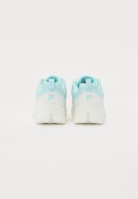 Scarpe sportive con una tomaia in rete bianca e blu chiaro, linguette posteriori a cerchio e suole testurizzate per la presa. Presentano il logo sul tallone.