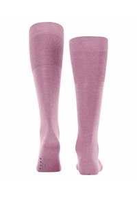 Calzini rosa fino al ginocchio realizzati in un tessuto morbido e testurizzato, con motivi a coste nella parte superiore e una finitura liscia nella zona del piede.