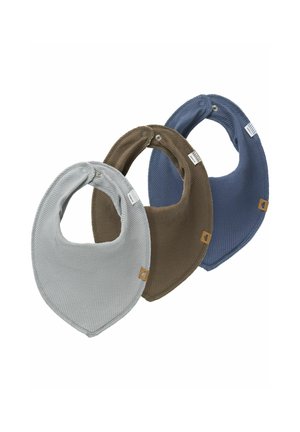 Tre bavaglini in cotone di colore grigio chiaro, marrone e blu navy. Ognuno presenta una texture a coste e una chiusura a scatto al collo.