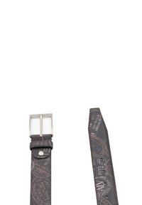 Cintura in pelle grigio scuro con motivi stampati simili a mappe. Presenta una fibbia rettangolare in metallo color argento e una punta appuntita.