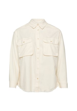 Chemise crème à manches longues, boutonnée, avec deux grandes poches avant à rabat et un col classique, présentée sur fond blanc.