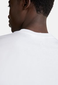 United Colors of Benetton WITH POCKET - Jednoduché tričko - white