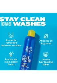 Blauwe bus Bed Head Dirty Secret droogshampoo met tekst die onmiddellijke verfrissing, olieabsorptie, transparante finish en voller haar benadrukt.