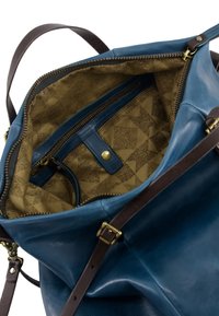 Blaues Lederhandtasche mit texturiertem Innenraum. Mit Goldfarbener Hardware, Reißverschlusstaschen und einem abnehmbaren braunen Gurt.