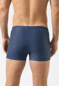 Marineblaue Badehose mit geometrischem hellblauem Muster, figurbetontem Schnitt, weicher Textur und mittellanger Schrittlänge.