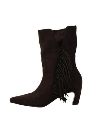 Bota de ante marrón oscuro hasta media pantorrilla con puntera puntiaguda, tacón afinado y flecos decorativos a lo largo del lado exterior.