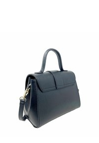 Borsa a mano in pelle nera con un design strutturato, manico superiore arrotondato e tracolla removibile. Presenta una chiusura a pattina e una superficie testurizzata.