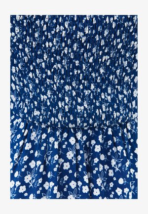 Robe florale bleue avec un corsage froncé orné de fleurs blanches et de motifs de feuilles, tissu texturé et jupe froncée pour une silhouette fluide.