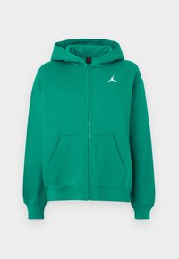Sudadera verde con cierre y bolsillo frontal, puños y dobladillo acanalados. Presenta un logo blanco en el pecho. Fabricada con un material suave y texturizado.