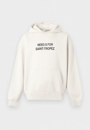 Felpa bianca con cappuccio, tasca frontale a marsupio e testo nero al centro del petto con la scritta "NECESSARI $ PER SAINT-TROPEZ".