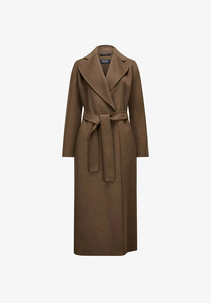Cappotto lungo marrone in lana con ampi rever e una cintura coordinata annodata in vita, esposto su uno sfondo bianco.