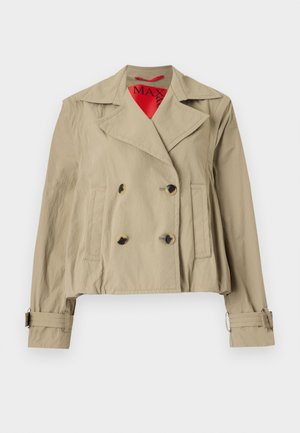 Giacca beige cropped con design doppiopetto, ampie rever, due tasche frontali e polsini regolabili con un rivestimento interno rosso.