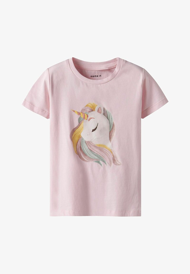 Světle růžové bavlněné tričko s grafikou jednorožce s duhovou hřívou a zlatým rohem. Krátké rukávy, design s kulatým výstřihem.
