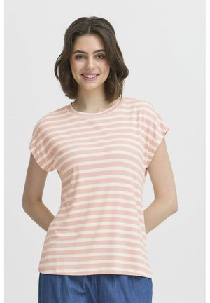 Randig t-shirt i rosa och vitt med kort ärm, rund hals och mjukt material, tillsammans med blåa tygbyxor.