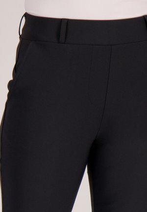 Zwarte broek van gladde stof met een getailleerd ontwerp, voorzien van zijzakken en een voorplooi voor een nette uitstraling.