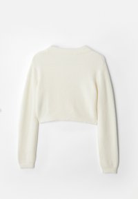 Afkortet hvid sweater lavet af blødt, tekstureret materiale med lange ærmer og rund halsudskæring, med et simpelt strikket mønster.