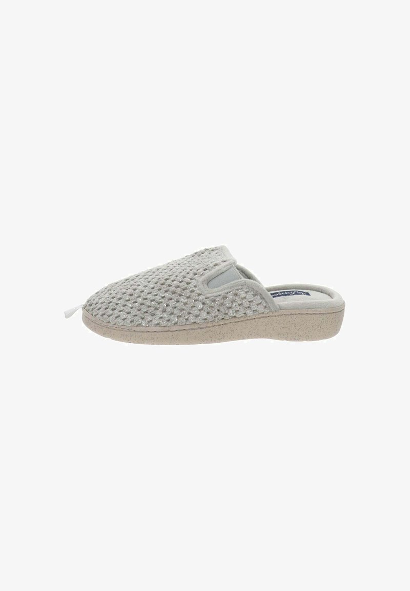 Zapatilla gris de tipo slip-on con parte superior tejida texturizada, suela de espuma ligera y aberturas elásticas para facilitar su uso. Material suave y diseño minimalista.