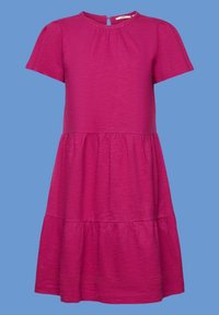 Robe magenta vif à manches courtes, encolure ronde, taille froncée, jupe à volants et fermeture boutonnée au dos sur fond bleu.