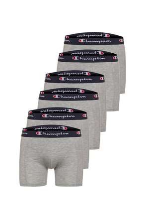 Sechs Paar graue Boxershorts mit schwarzen elastischen Bunds, die das Champion-Logo in Weiß und Rot zeigen, in versetzter Reihe angeordnet.