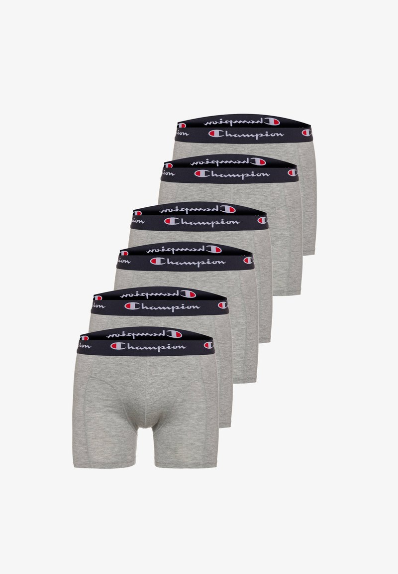 Sechs Paar graue Boxershorts mit schwarzen elastischen Bunds, die das Champion-Logo in Weiß und Rot zeigen, in versetzter Reihe angeordnet.