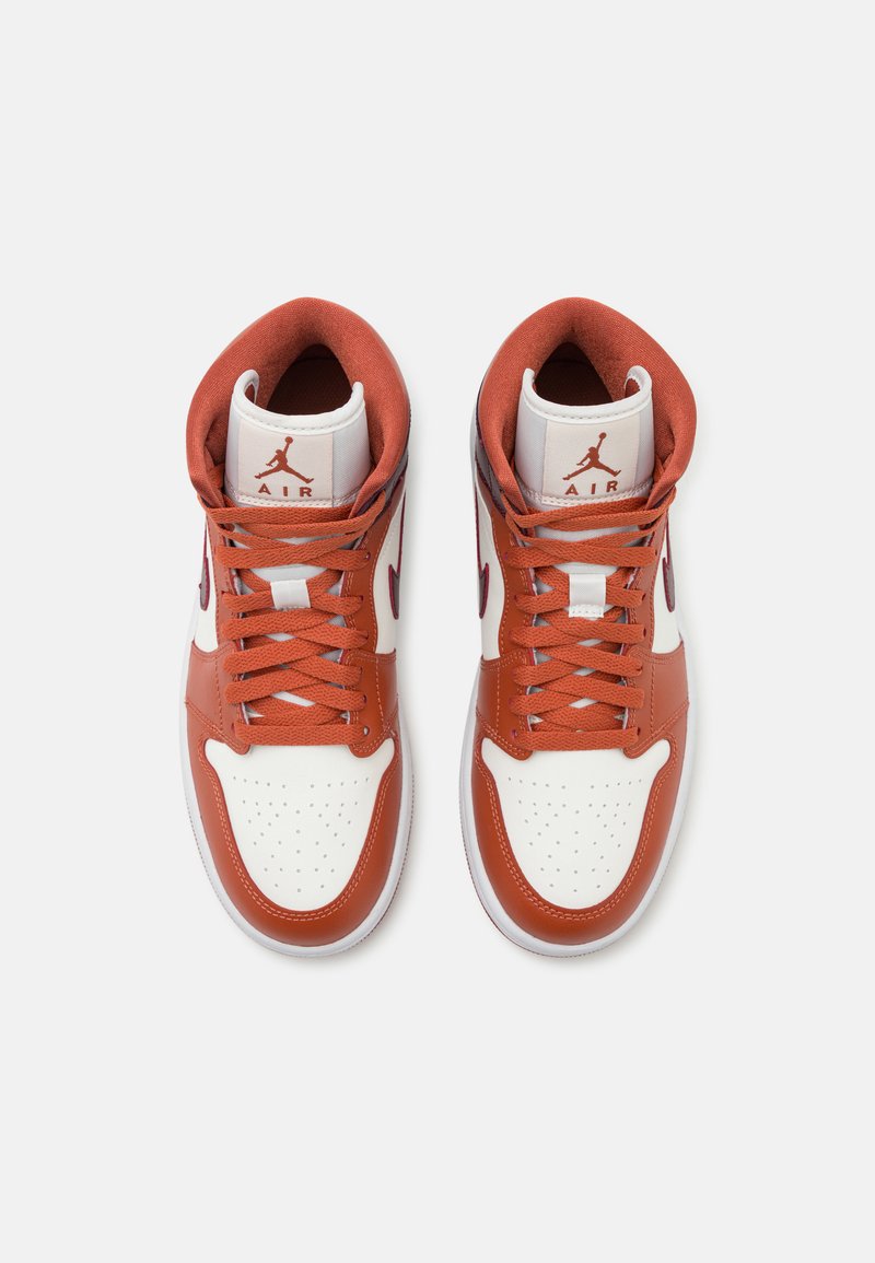 Des baskets montantes en cuir orange avec des accents blancs. Dotées d'une boîte à orteils perforée, de lacets contrastants et d'un col rembourré. Design classique.