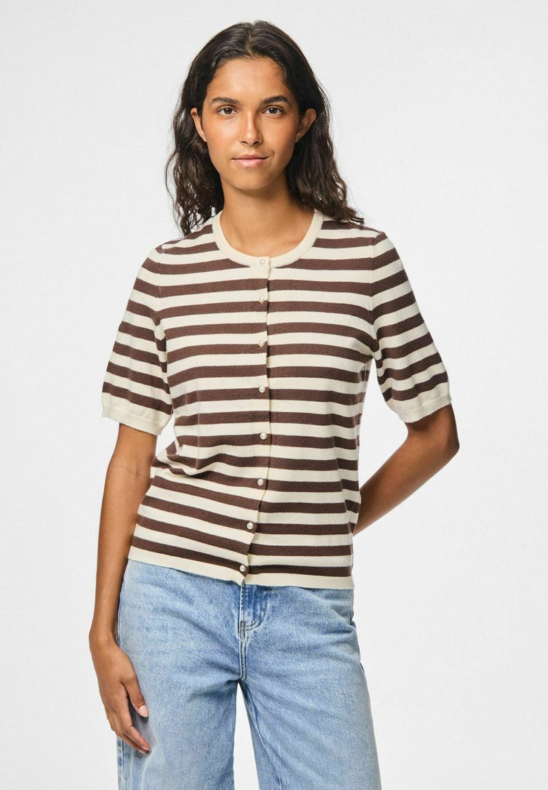 Bruin en crèmekleurige gestreepte korte mouw cardigan. Heeft een ronde halslijn en knoopsluiting met een zachte, gebreide textuur.