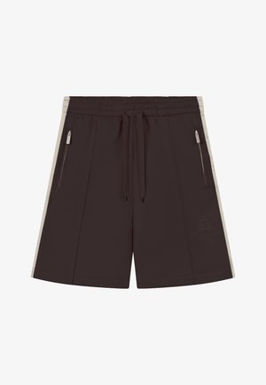 Czarne szorty sportowe z elastycznym pasem, troczkiem, bocznymi suwakami i białymi pionowymi paskami wzdłuż zewnętrznych szwów.