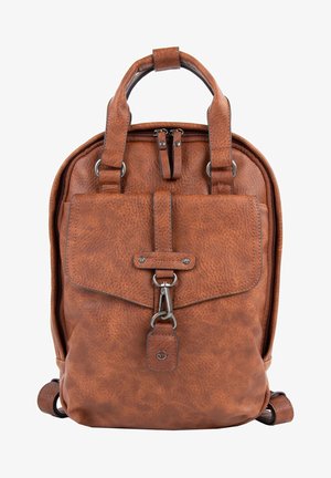 Sac à dos en cuir marron avec poche avant à rabat sécurisée par une lanière et une boucle métallique, doubles poignées supérieures et fermeture éclair latérale.