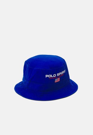 Chapeau seau bleu avec le texte "POLO SPORT RALPH LAUREN" et un petit drapeau américain brodé à l'avant.