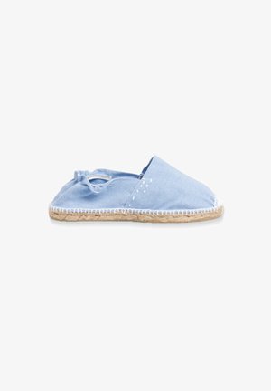 Espadrille en toile bleu clair avec une texture douce, dos ouvert et semelle en jute. Présente des coutures blanches le long des bordures et de petits accents décoratifs.