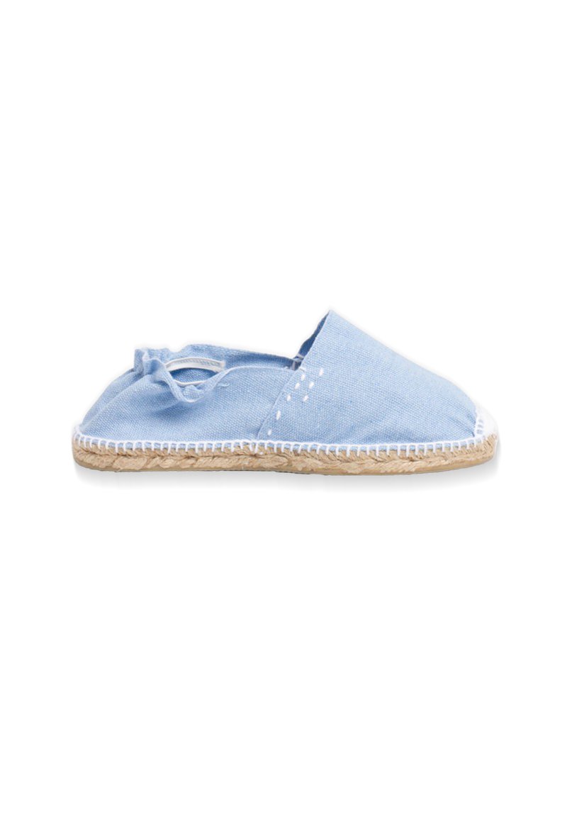 Espadrille en toile bleu clair avec une texture douce, dos ouvert et semelle en jute. Présente des coutures blanches le long des bordures et de petits accents décoratifs.