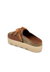 Scarpe platform in suede marrone e verde oliva con lacci arancioni, forma arrotondata e suola in gomma beige a motivo ondulato. Adatte per un abbigliamento casual.