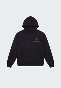 Sweat à capuche noir avec poche avant kangourou et petit logo étoile sur la poitrine gauche sur fond clair uni.
