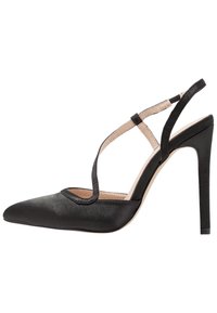 Svart satin slingbacksko med hög klack och spetsig tå, med en böjd kant och tunna remmar, placerad på en stilettklack.