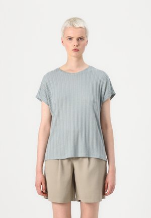 Haut à manches courtes rayé gris avec un col rond, texture douce, coupe décontractée, porté avec un short beige.