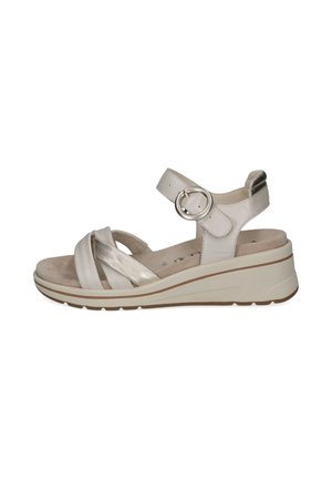 Beige wiggen sandalen met textuur bovenkant, metallic bandaccenten, verstelbare gesp en een gevoerde binnenzool. Rubber zool voor stabiliteit.