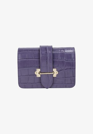 Lila Kunstleder-Wallet im Krokodil-Look mit Klappenverschluss, goldfarbenen Hardware und strukturierter Oberfläche. Verfügt über eine markante Schnalle und Steppnähte.