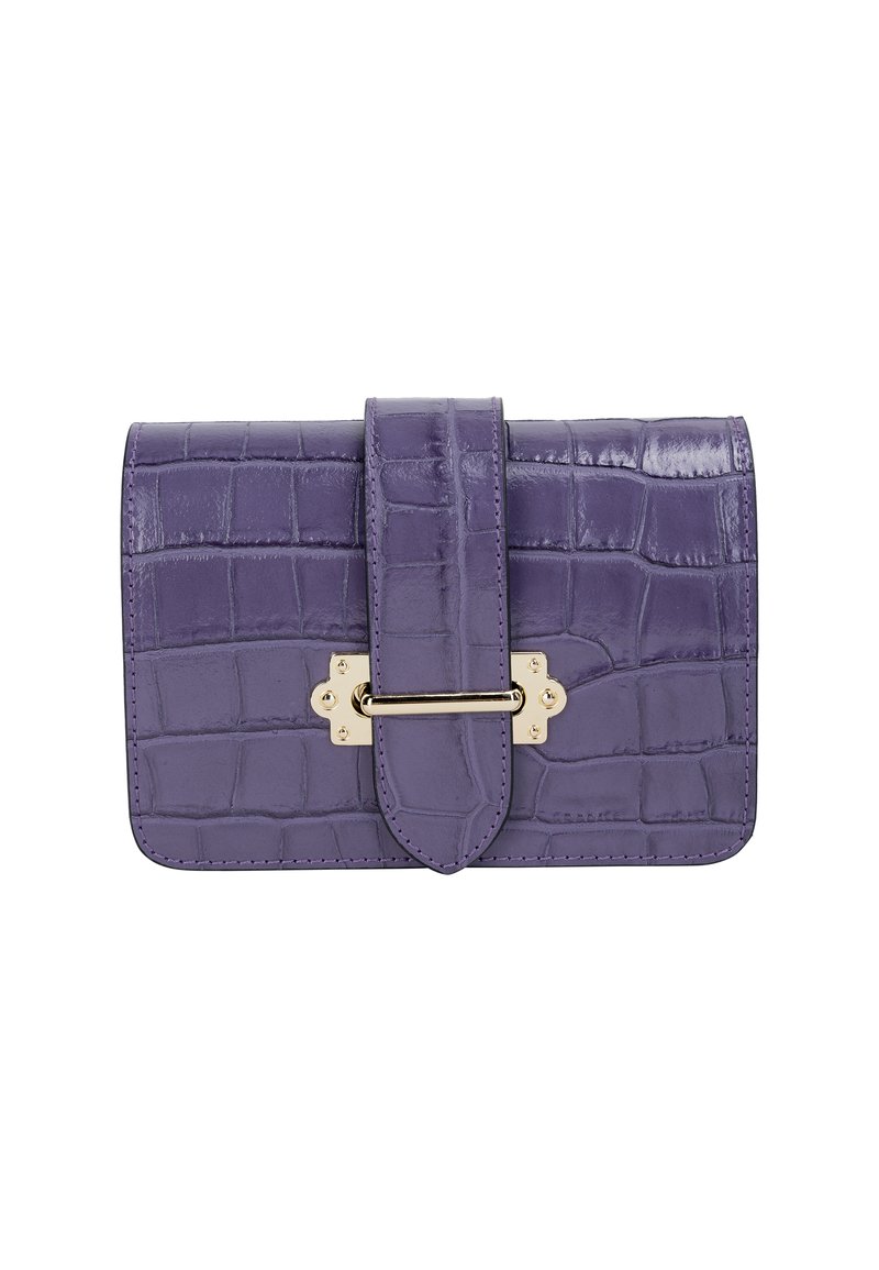 Portafoglio in finta pelle di coccodrillo viola con chiusura a patta, hardware dorato e superficie testurizzata. Presenta una fibbia prominente e dettagli di cucitura.