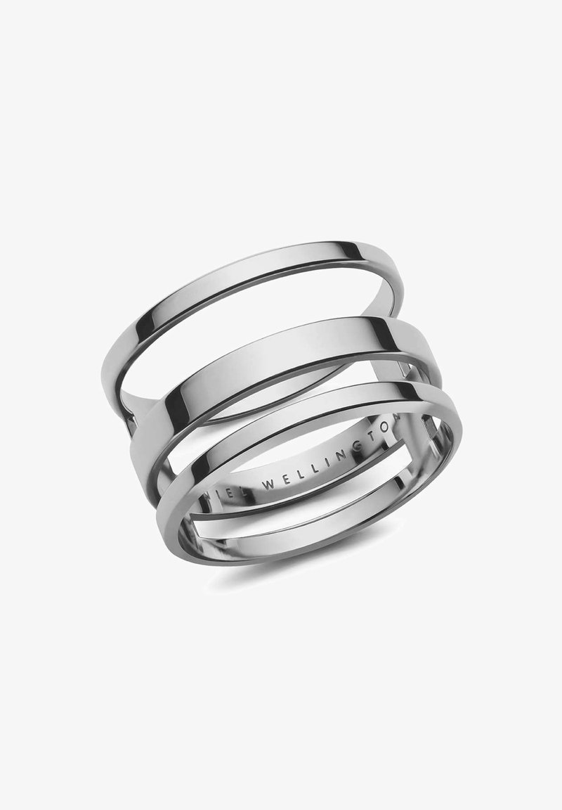 Hopea kolmikaistainen sormus kiillotetusta ruostumattomasta teräksestä; siinä on sileät, pyöristetyt reunat ja vaihteleva leveys kerroksellisen ulkonäön luomiseksi.